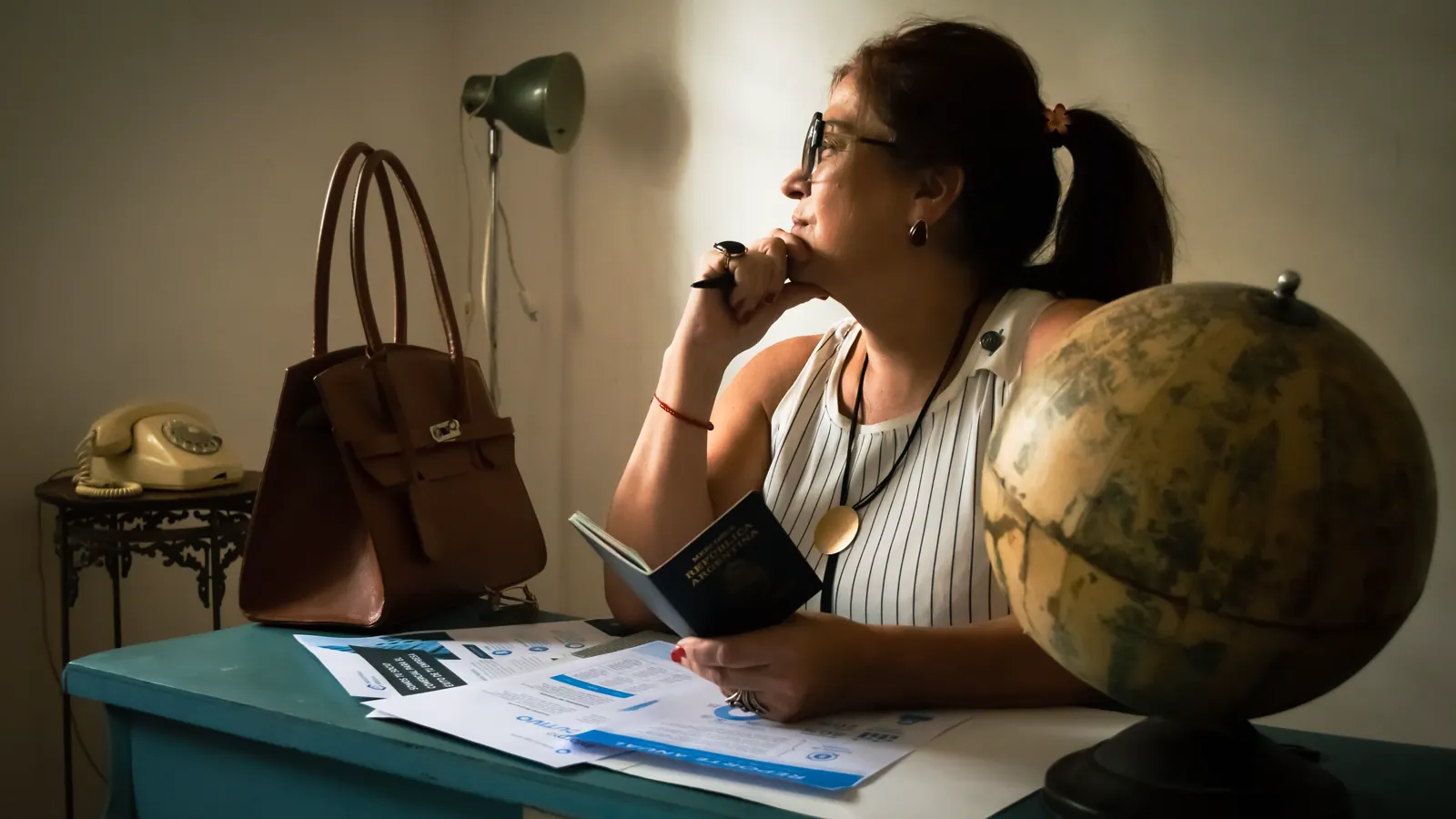 Documentos familiares estrangeiros organizados para registro no Brasil
