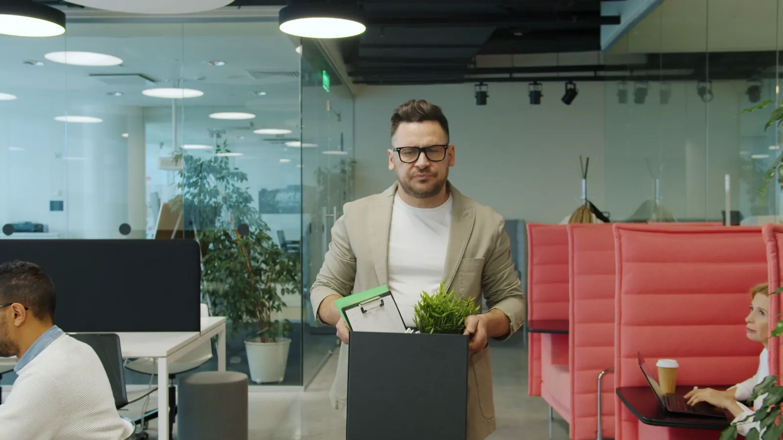 Profissional deixando o ambiente de trabalho após um desligamento